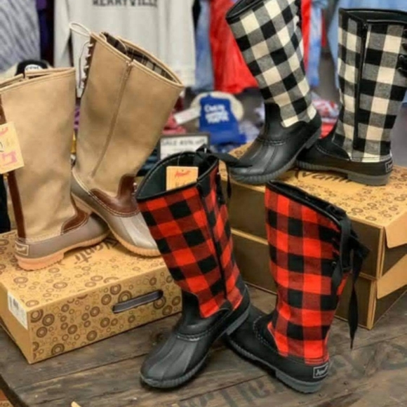 Water resistant boots - red/black checker - also white/black checker - Picture 6 of 10